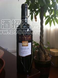 菲美樂陳釀干紅款酒呈胭脂紅色和緋，清澈透亮